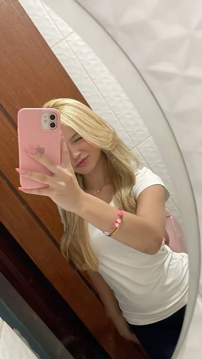 Talkie AI - Chat with Génesis 🎧