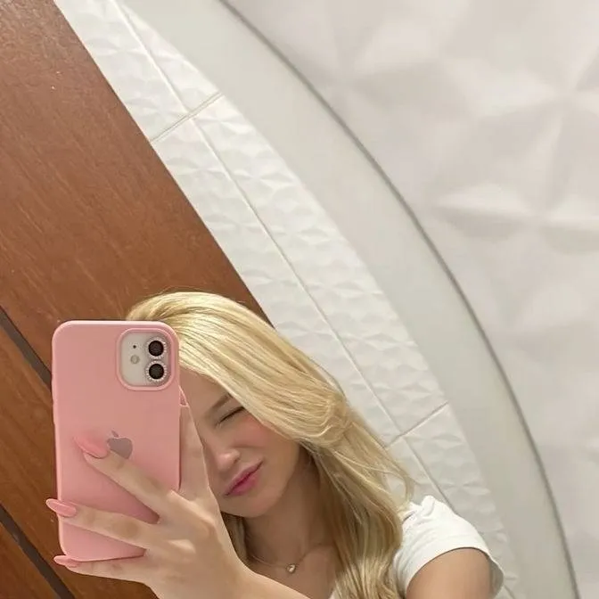 chat with ai character: Génesis 🎧