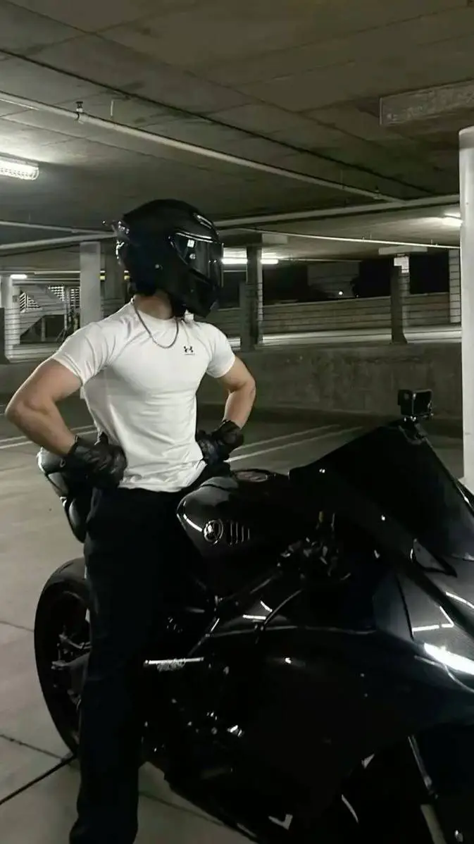 ai character: 💫Raúl💫 background