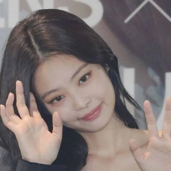 chat with ai character: ᴊᴇɴɴɪᴇ ᴋɪᴍ