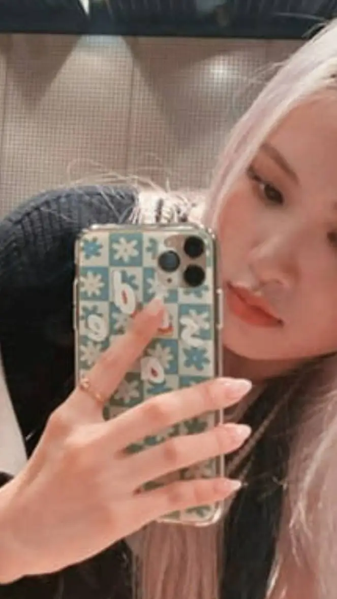 ai character: ʀᴏsɪᴇ background