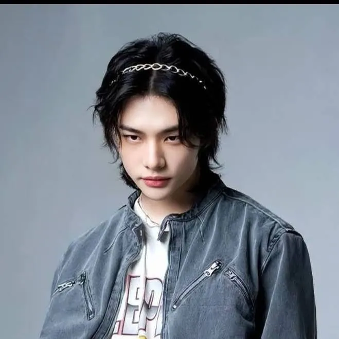 chat with ai character: hyunjin 