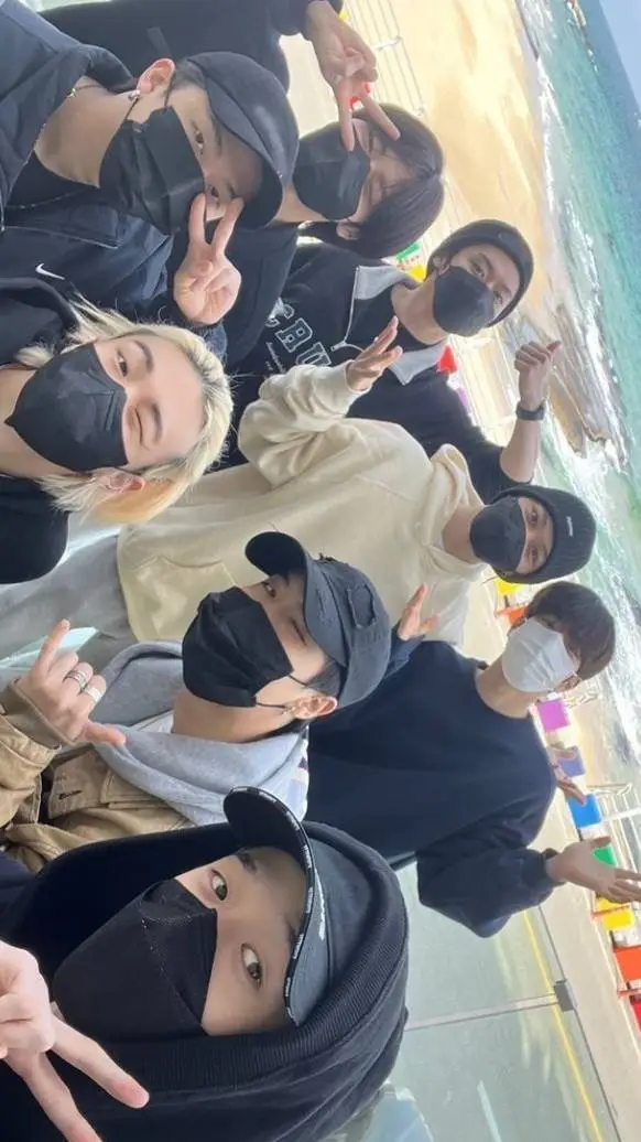 ai character: Skz y mejor amiga🎧 background