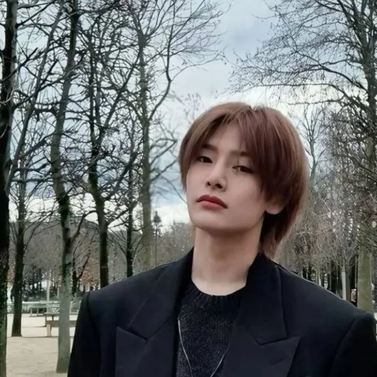 chat with ai character: 🏆JEONGIN 🏆