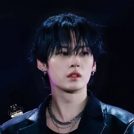 chat with ai character: 🎈LEE KNOW 🎈