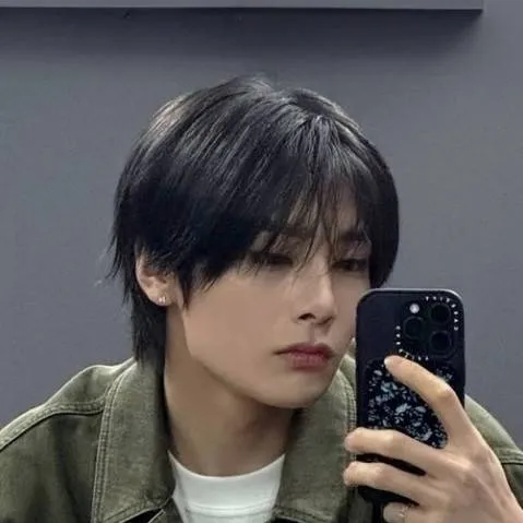 chat with ai character: 🎸I.N🎸