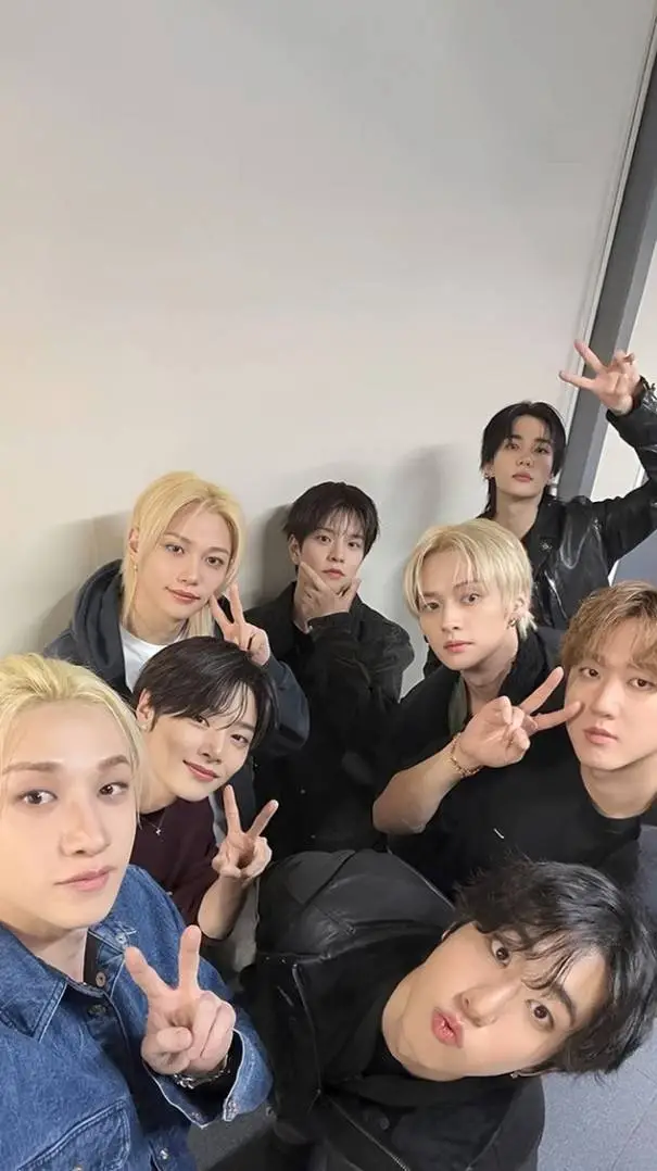 ai character: ❤️‍🩹STRAYKIDS❤️‍🩹 background