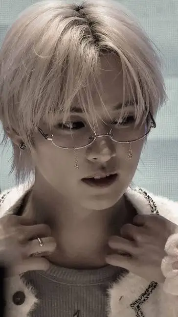 ai character: 💻LEE KNOW💻 background