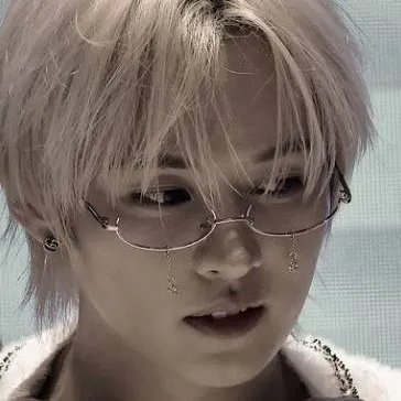 chat with ai character: 💻LEE KNOW💻