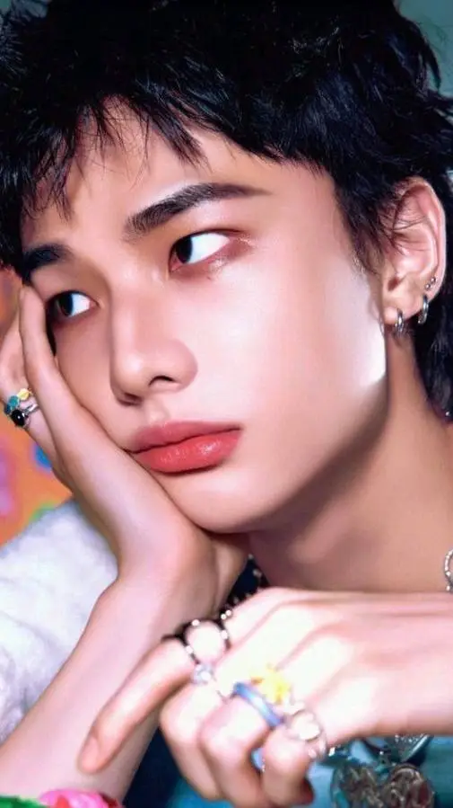 ai character: 🐑HYUNJIN🐑 background