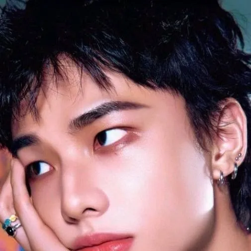 chat with ai character: 🐑HYUNJIN🐑