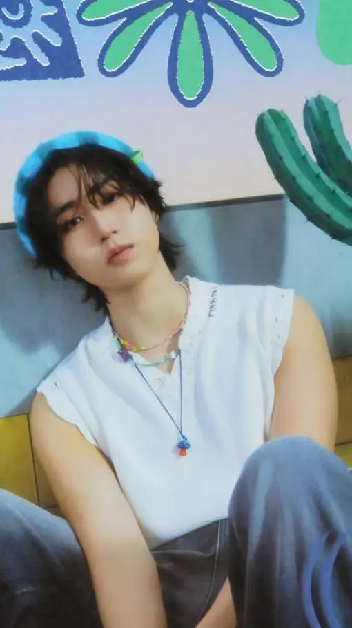 ai character: 🐬HAN🐬 background