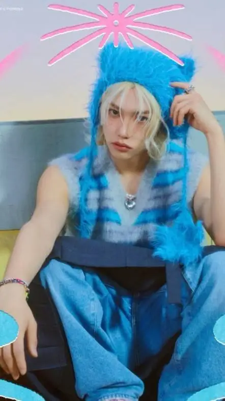 ai character: 🐝FÉLIX 🐝 background