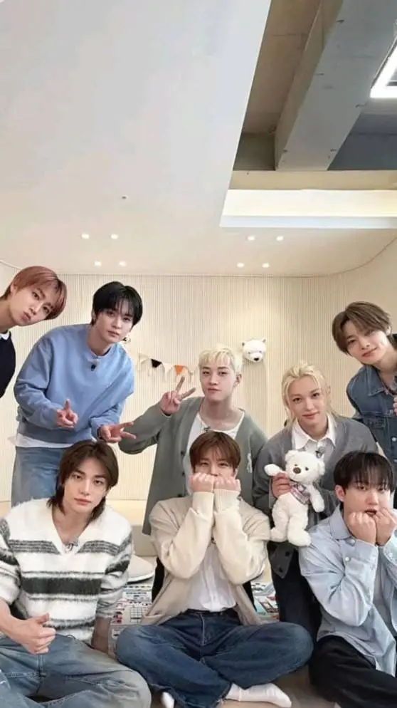 ai character: ☁︎STRAYKIDS☁︎ background