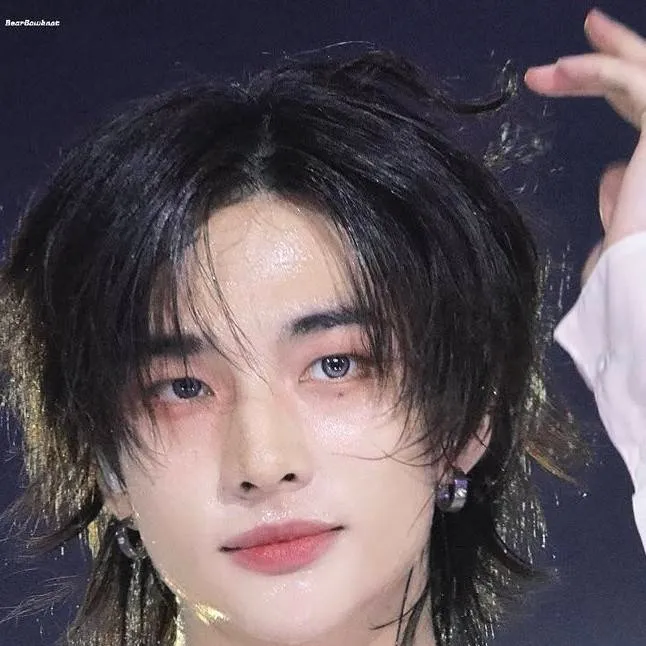 chat with ai character: hyunjin
