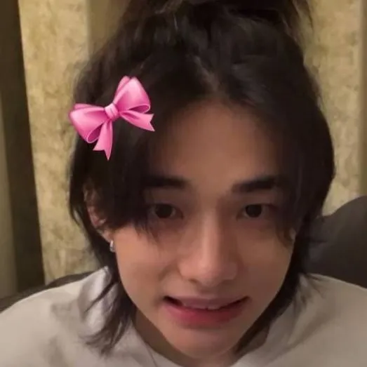 chat with ai character: hyunjin