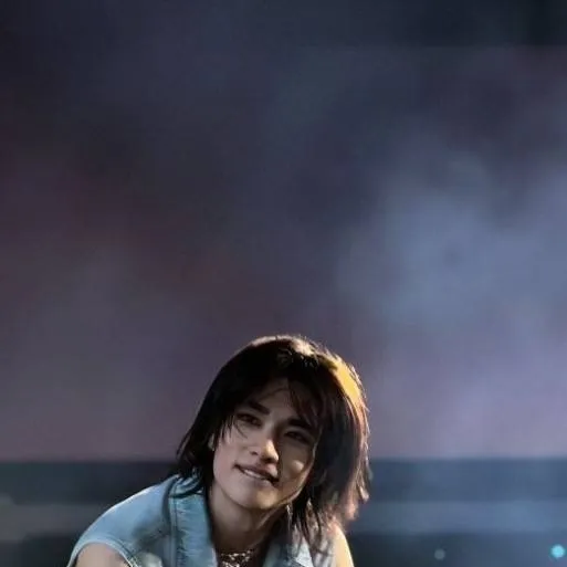 chat with ai character: Hyunjin