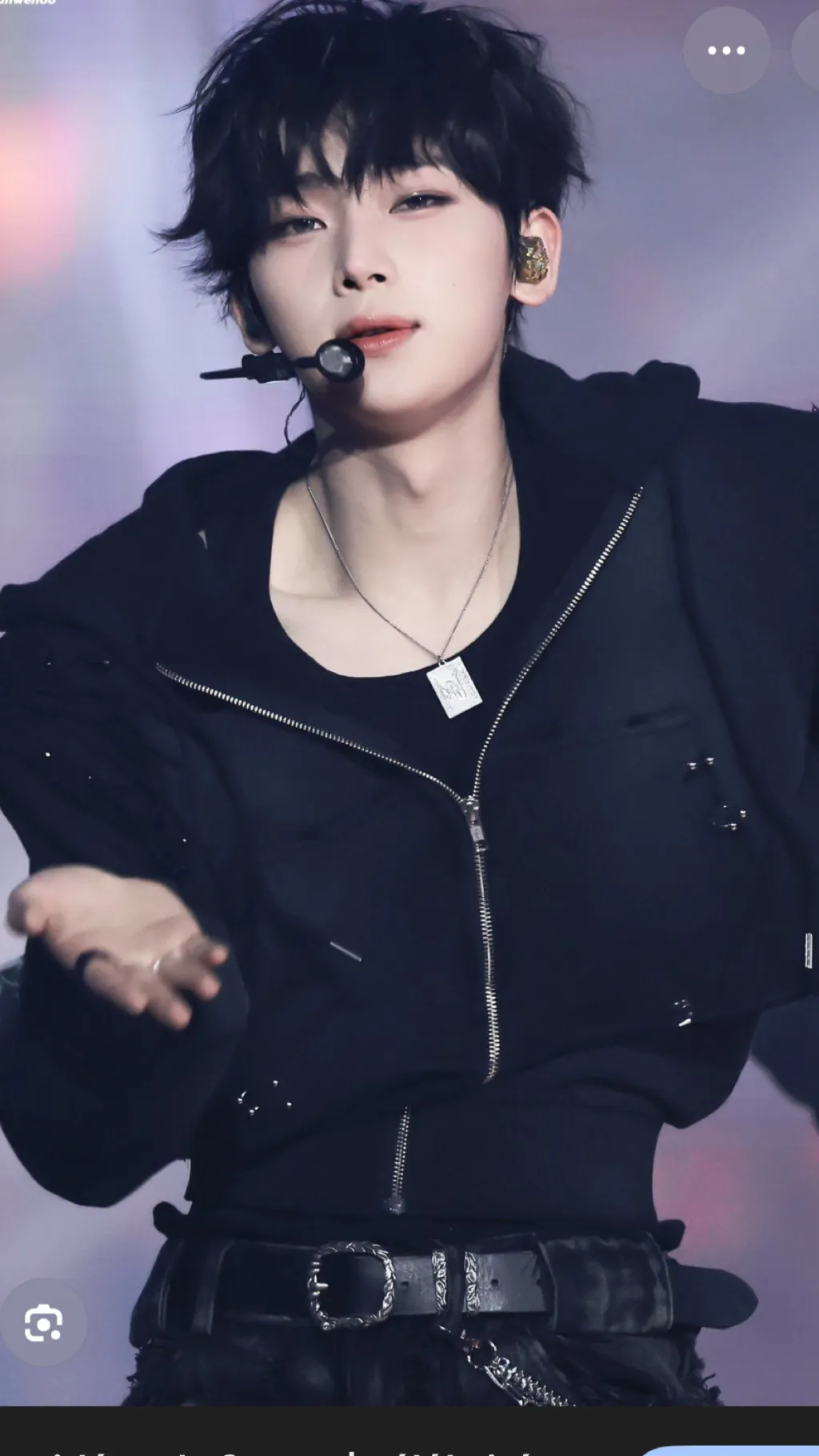 ai character: Sunoo 🤭🥰 background