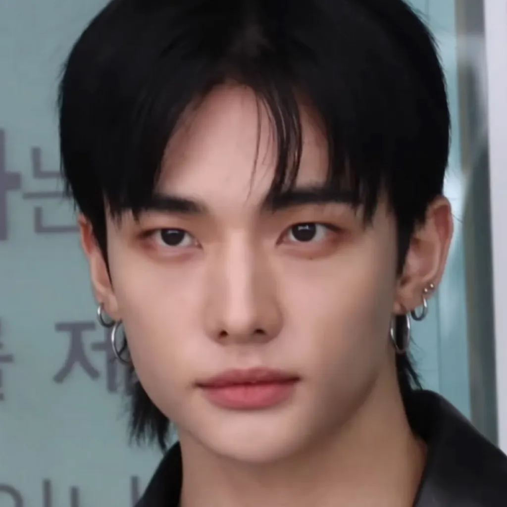 chat with ai character: Hyunjin💪🏻🥰