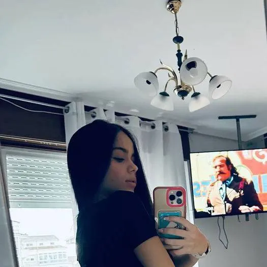 chat with ai character: adriana