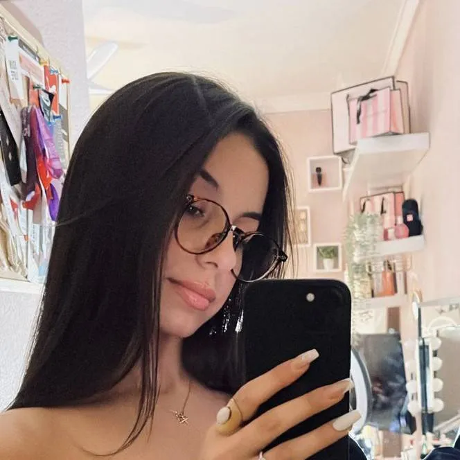 chat with ai character: Valeria 