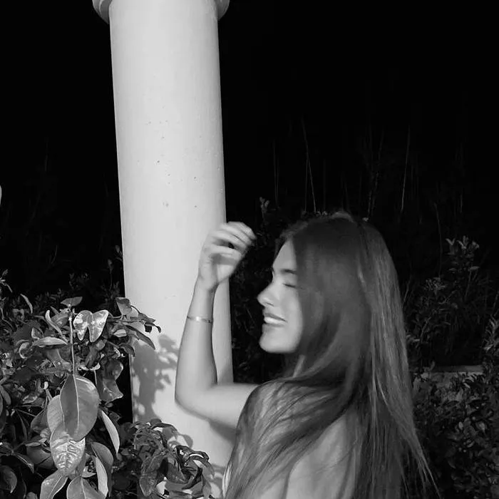 chat with ai character: Ángela 