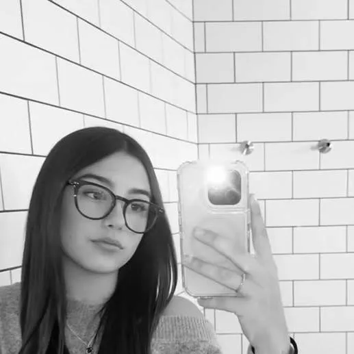 chat with ai character: marta