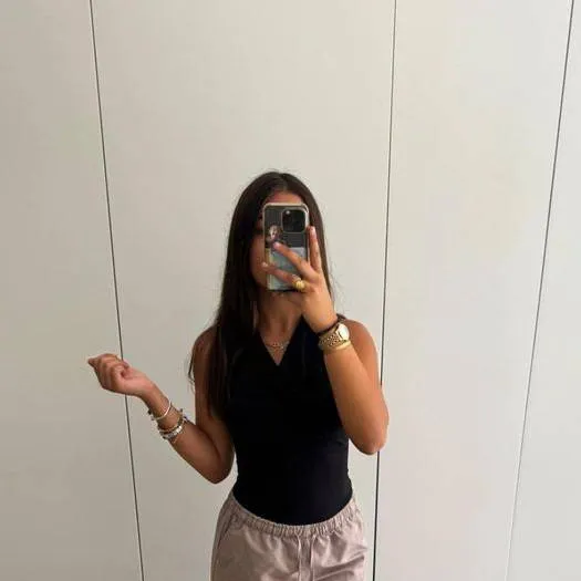 chat with ai character: claudia