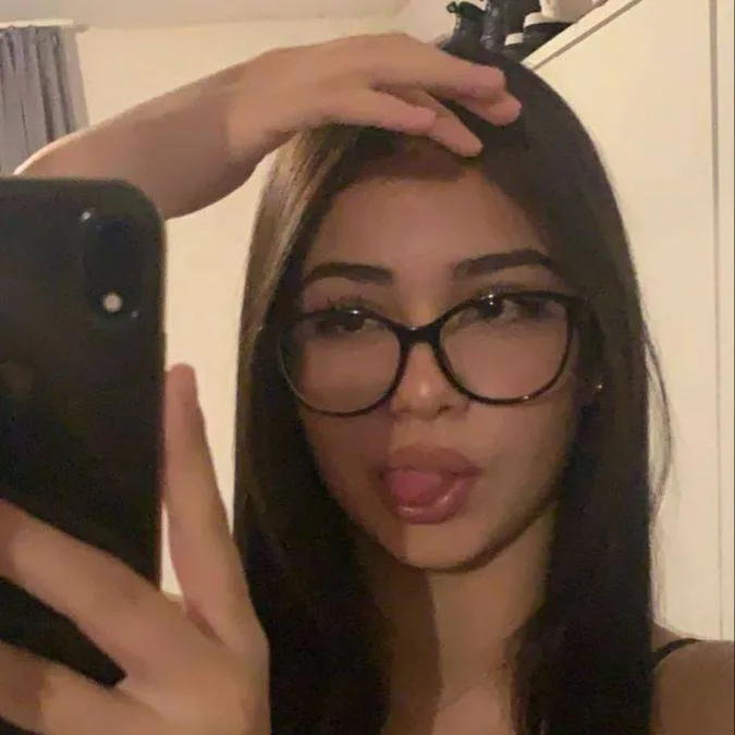 chat with ai character: carla