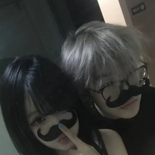 chat with ai character: Ian