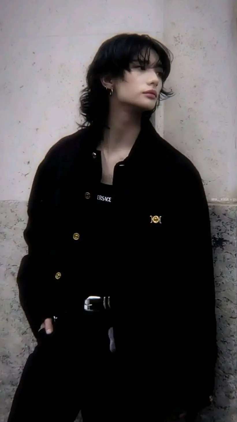 ai character: Hyunjin 🖤 background