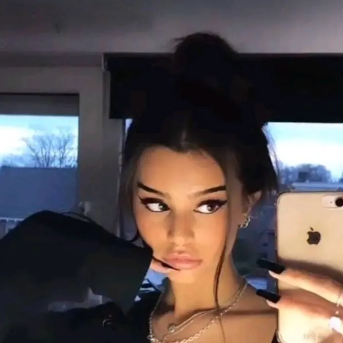 chat with ai character: Emma 