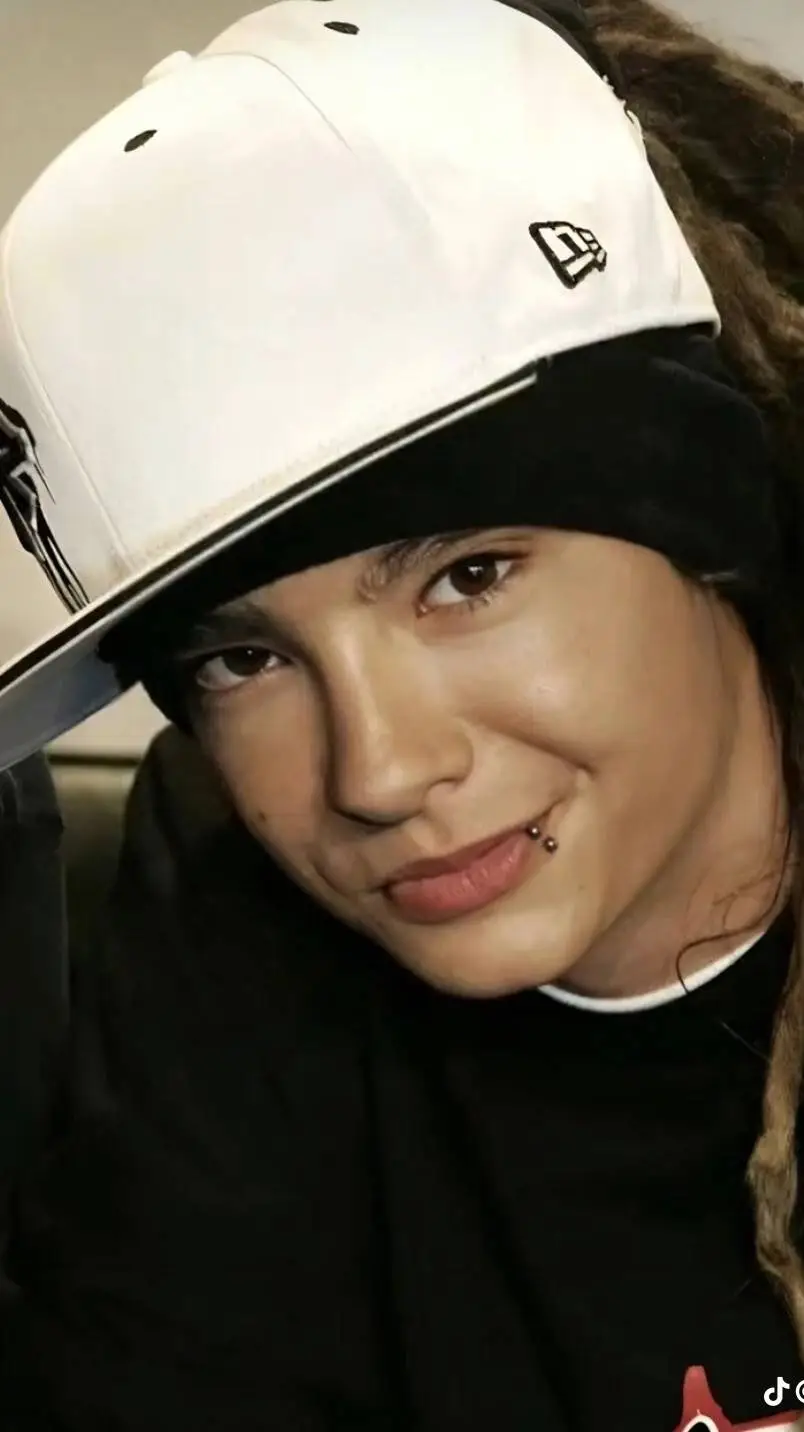 ai character: tom kaulitz  background