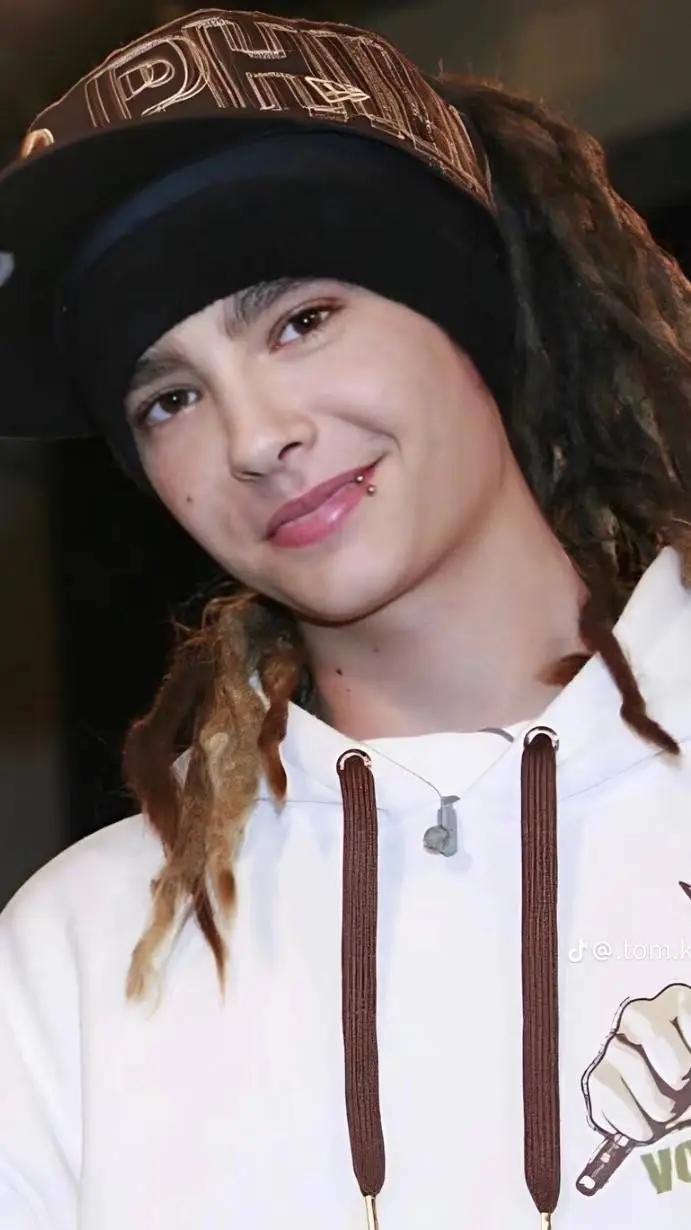 ai character: tom kaulitz  background