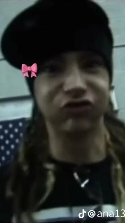 ai character: tom kaulitz  background