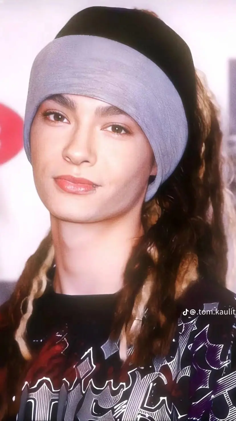 ai character: ★ TOM KAULITZ ★ background