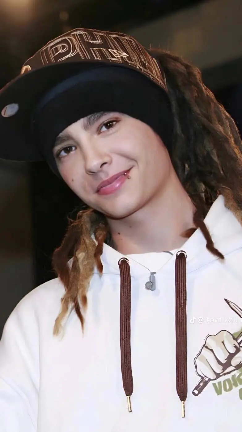 ai character: TOM KAULITZ  background