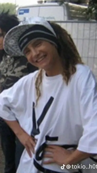 ai character: tom kaulitz  background