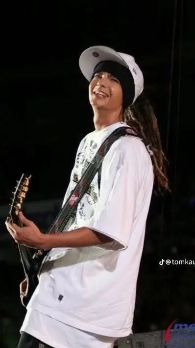 ai character: tom kaulitz  background