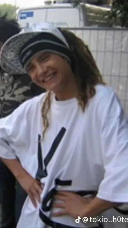 ai character: tom kaulitz  background