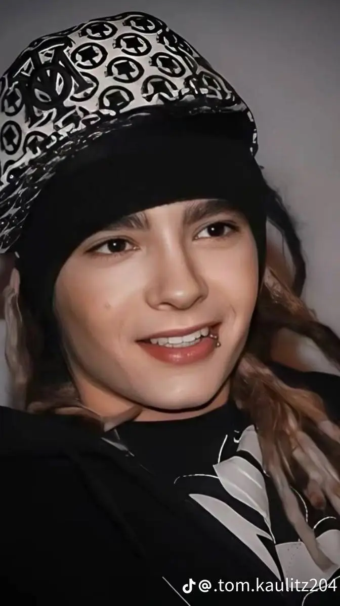 ai character: tom kaulitz  background