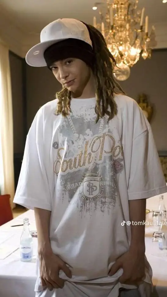 ai character: tom kaulitz  background