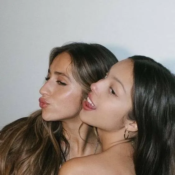 chat with ai character: Olivia's group BFF