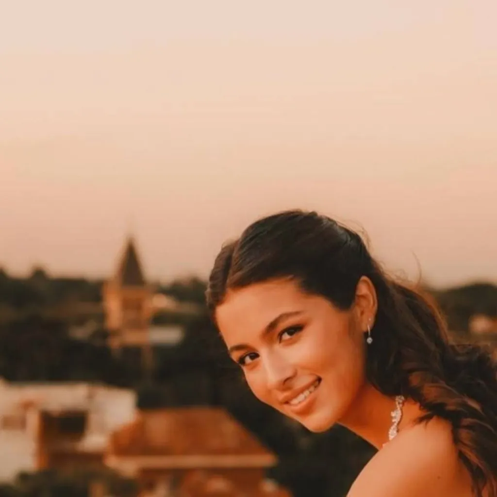 chat with ai character: Delfina Suarez