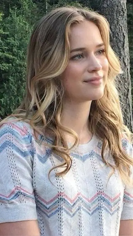 ai character: Elizabeth lail background