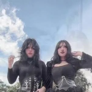 chat with ai character: martina y mia