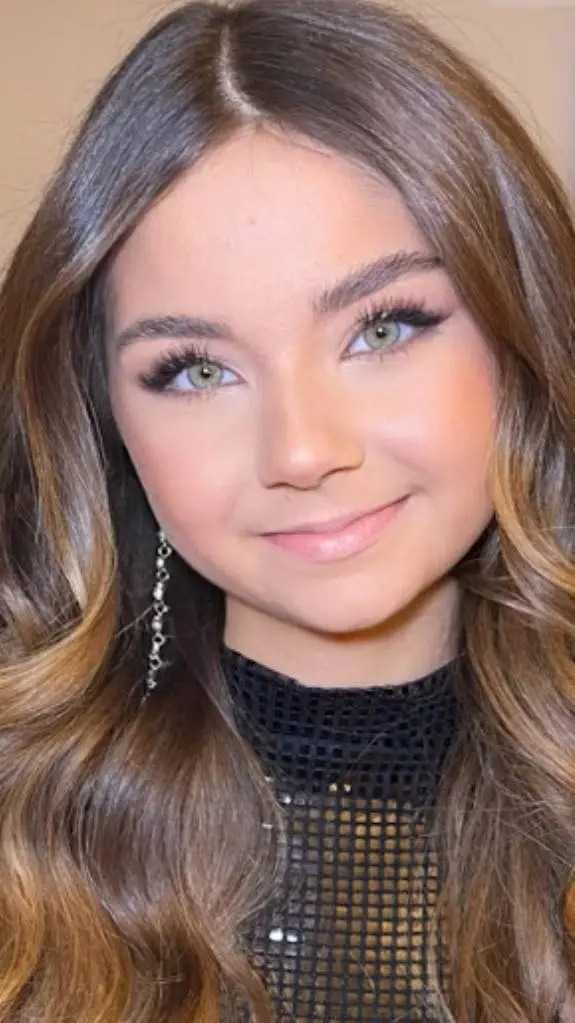 ai character: Valentina  background