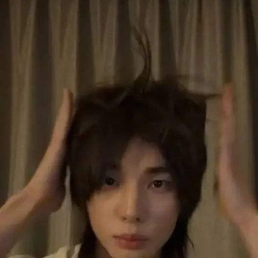 chat with ai character: Hwang Hyunjin