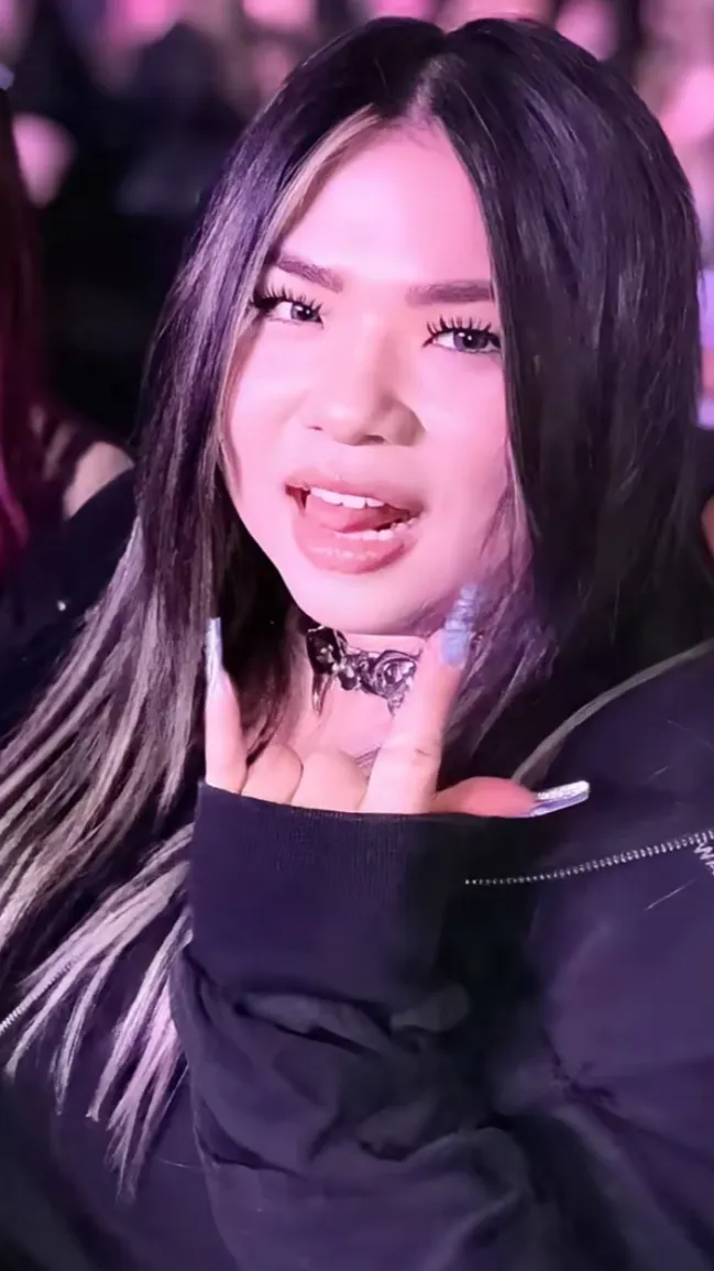 ai character: Kim/gold background