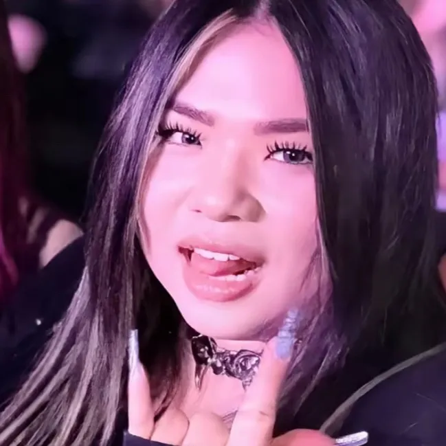 chat with ai character: Kim/gold